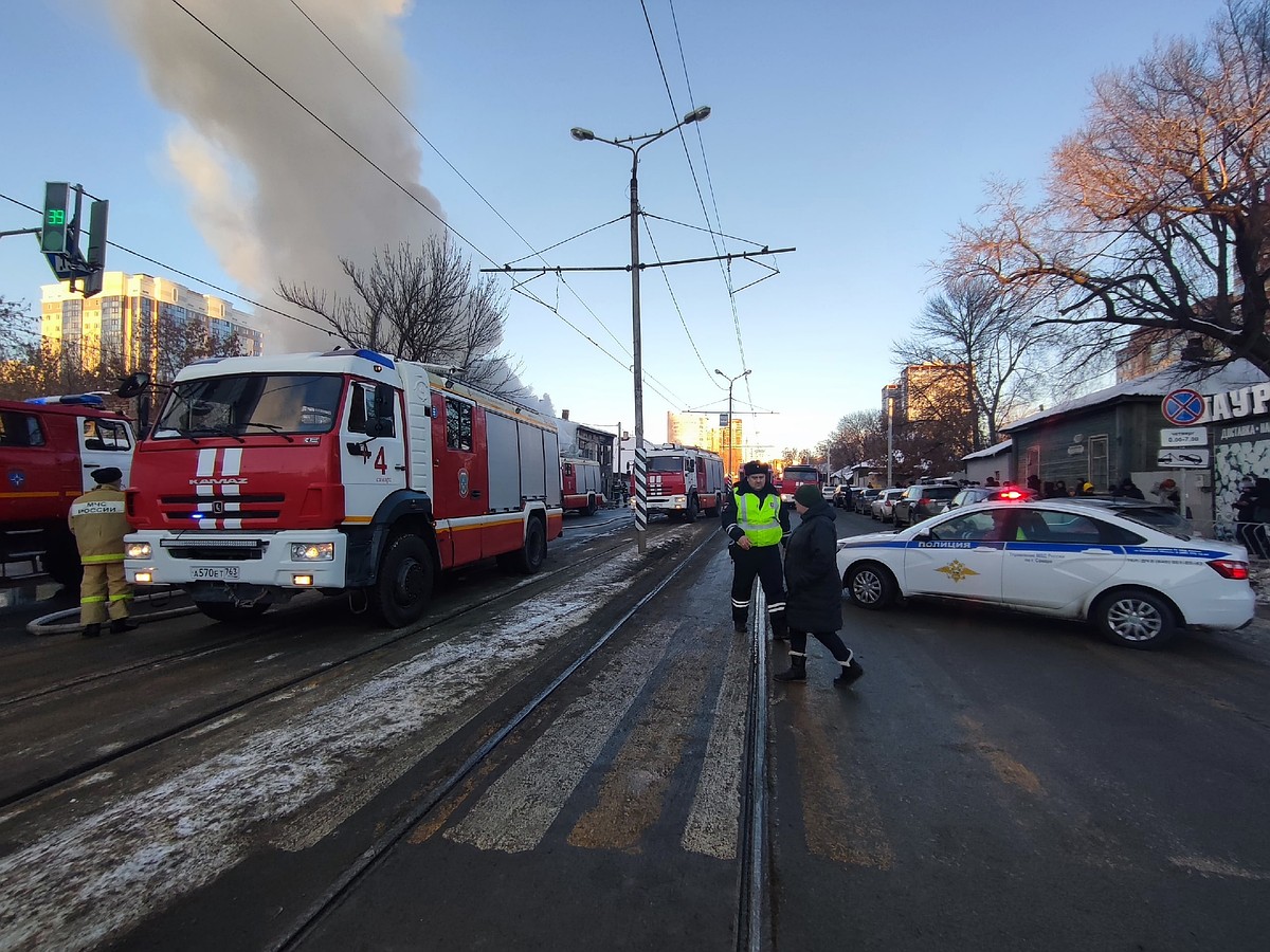 Движение транспорта перекрыли из-за пожара на ул. Арцыбушевской в Самаре 19  января 2023 - KP.RU