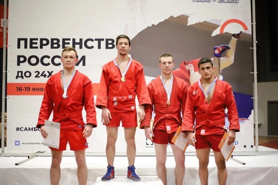 Иван Агафонов (второй слева). Фото с сайта федерации самбо России.