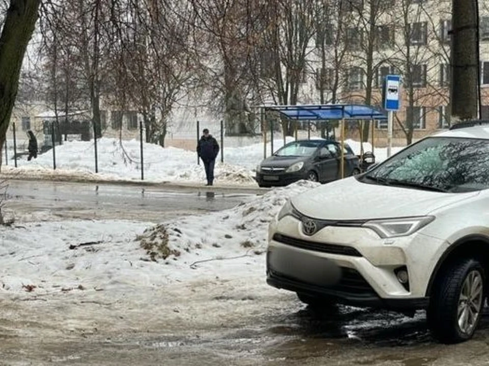 В Новомосковске Тульской области Opel заехал под крышу остановки общественного транспорта