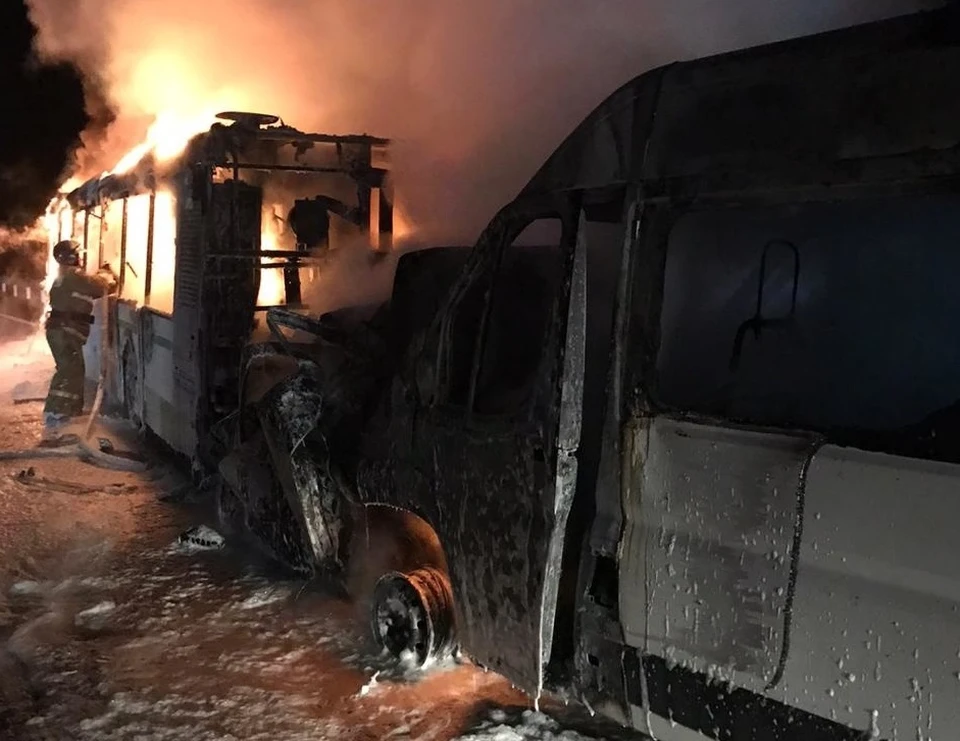 В результате того ДТП сгорел автобус "Лиаз", который везли во Владимир. Фото ГУ МЧС России по Владимирской области.
