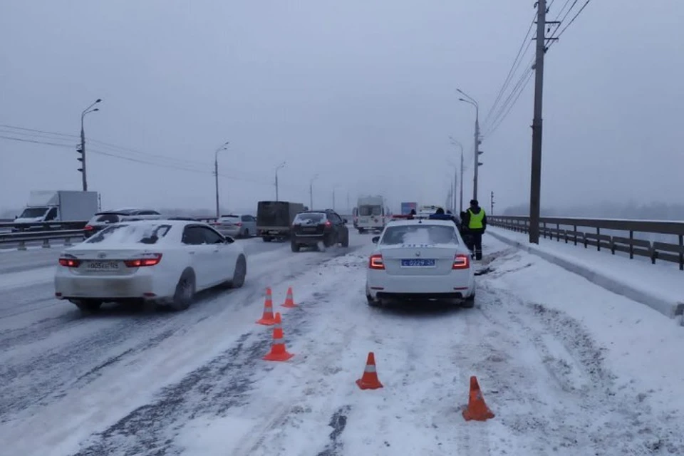 В Красноярске на Октябрьском мосту из-за аварии с тремя машинами собирается пробка. Фото: ГИБДД