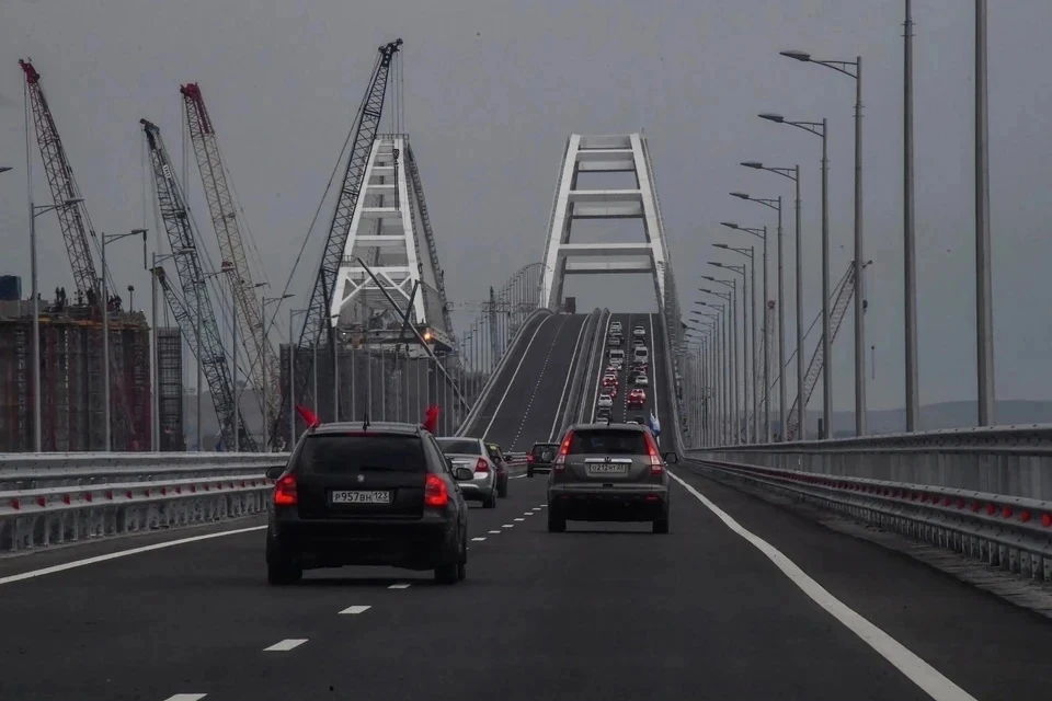Автомобильное движение по Крымскому мосту возобновлено после приостановки, связанной с проведением ремонтных работ