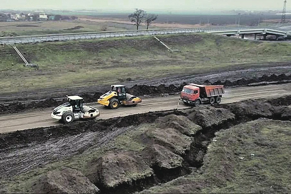 Дорожники в сжатые сроки построили объездную дорогу в районе взорванного моста. Фото: Скриншот с видео телеграм-канала Минстроя России