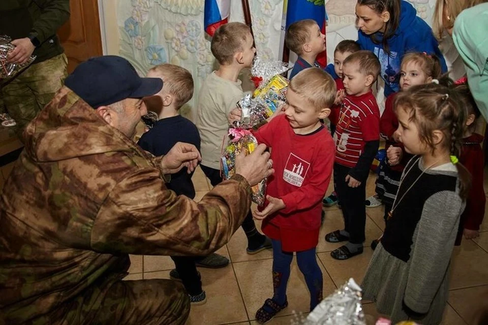 Дети получили сладкие подарки, продукты питания и одежду. Фото: ОО «Молодая гвардия»
