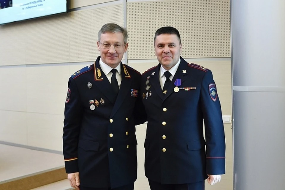 Кадикову (справа) медаль лично вручил глава МВД Татарстана Артем Хохорин (слева).