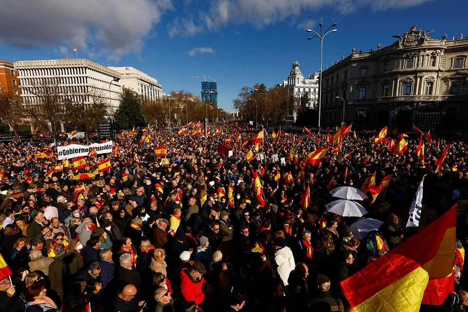 По сообщениям El Mundo, десятки тысяч испанцев вышли на митинг в центре Мадрида, призвав социалистическое правительство Санчеса уважать принципы демократии и Конституцию страны или немедленно уйти в отставку.