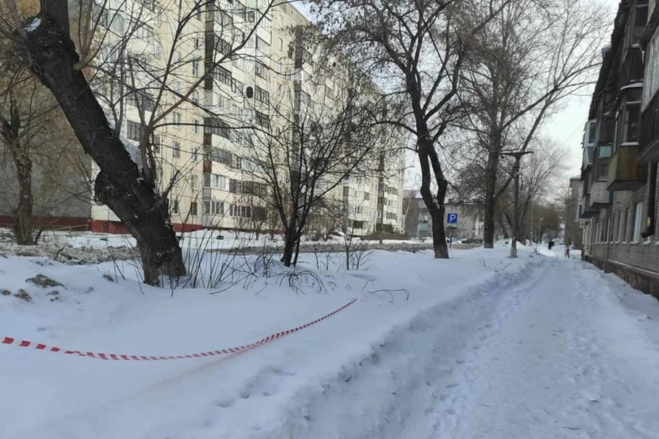 На 20-летнюю девушку рухнула наледь с крыши. Фото: СУ СК РФ по Алтайскому краю