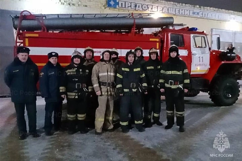 Спасатели вывели двух мужчин из горящего дома Фото: ГУ МЧС России по Тверской области