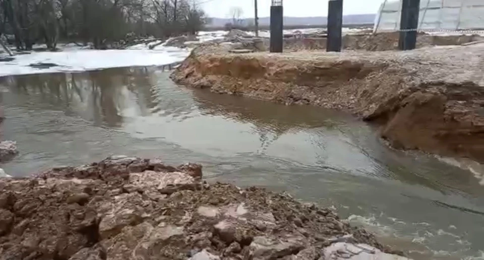 Разлив не первый раз мешает строительству нового моста