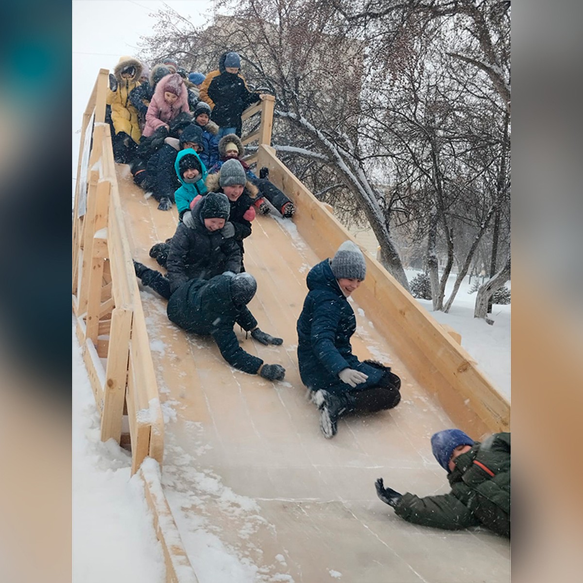 В Криводановке для детей устроили соревнования по самому красивому  скатыванию с горки - KP.RU