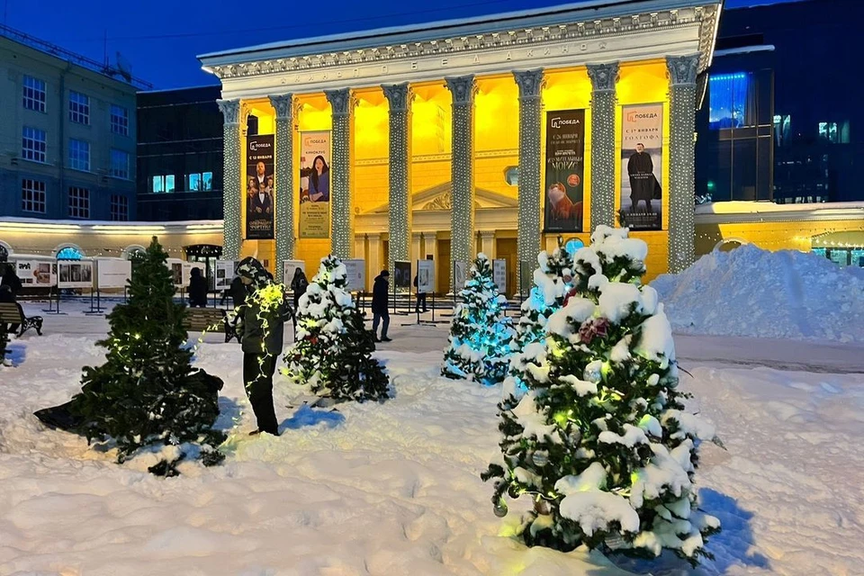 Новогодние украшения начали потихоньку убирать в Новосибирске.