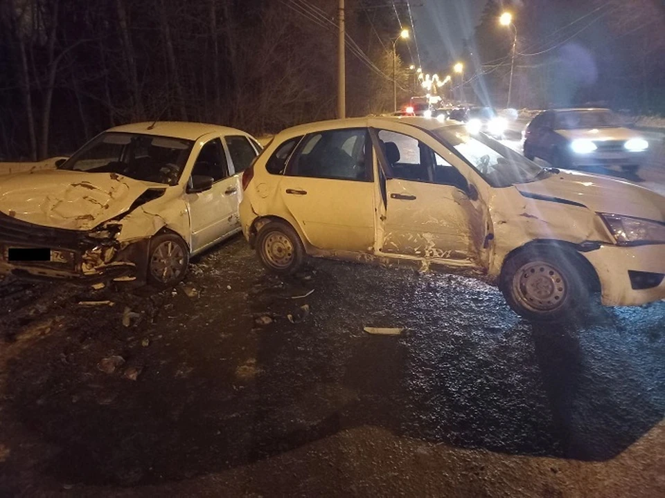 Иномарка выехала на полосу встречного движения.