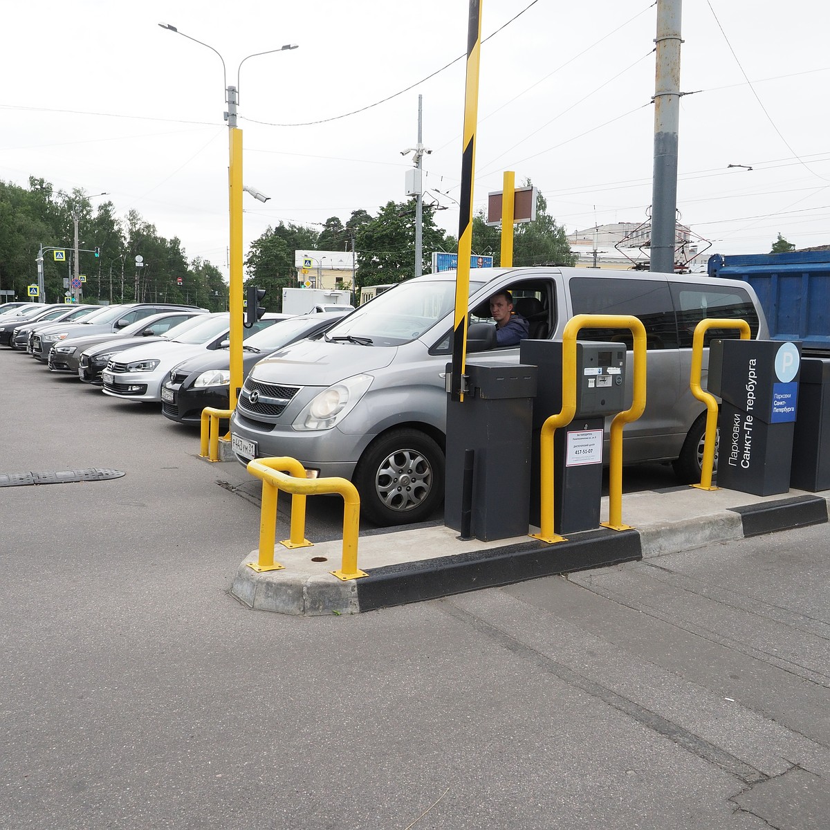 Новая перехватывающая парковка появится у метро «Шушары» в Петербурге -  KP.RU