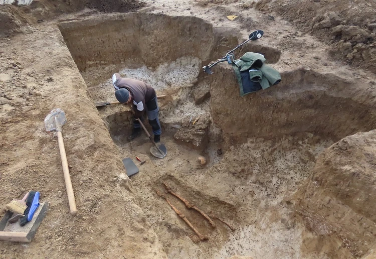Археологи нашли в Танаисе ритуальную курильницу и бронзовые застежки с одежды 4-5 веков