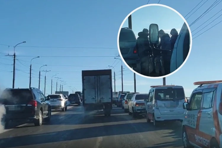 Спорят друг с другом и создают пробки: участники аварии устроили столпотворение в Хабаровске
