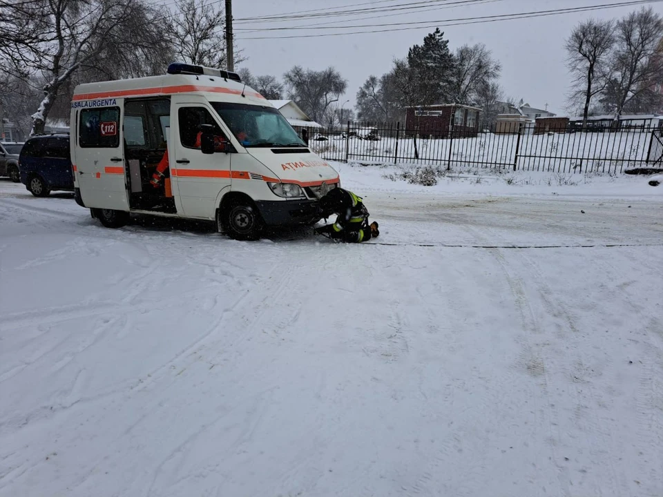 В снегу застревали и кареты "скорой помощи" - требовалась помощь спасателей (Фото: ГИЧС).