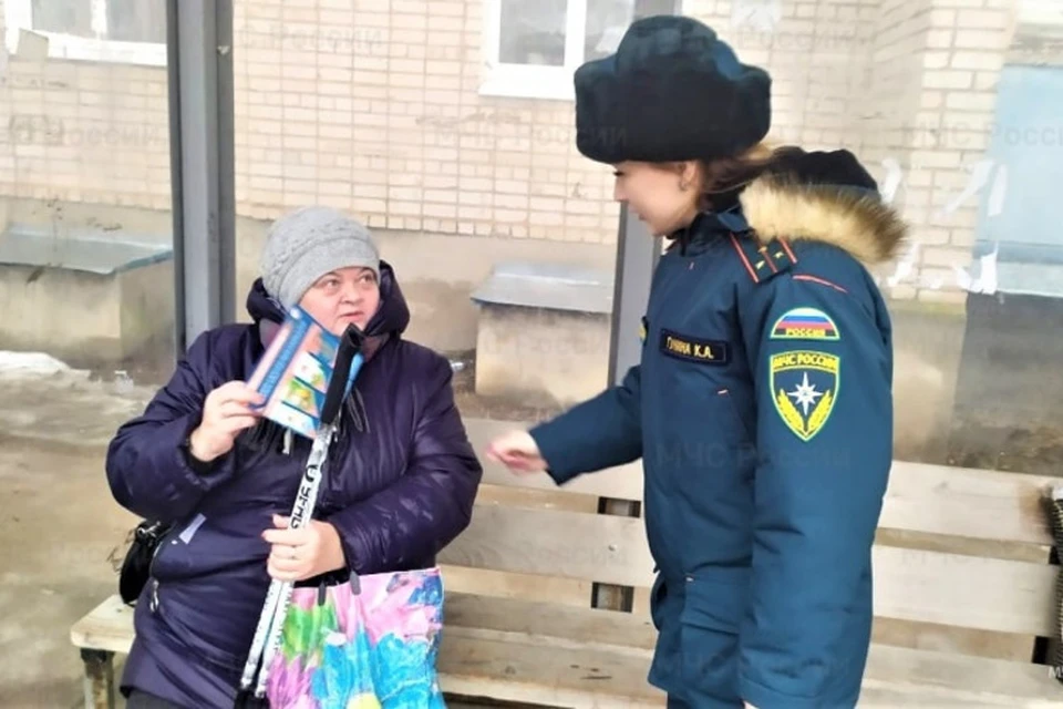 Сотрудники областного ГУ МЧС проводят профилактические беседы с жителями региона. Фото: ГУ МЧС России по Тверской области