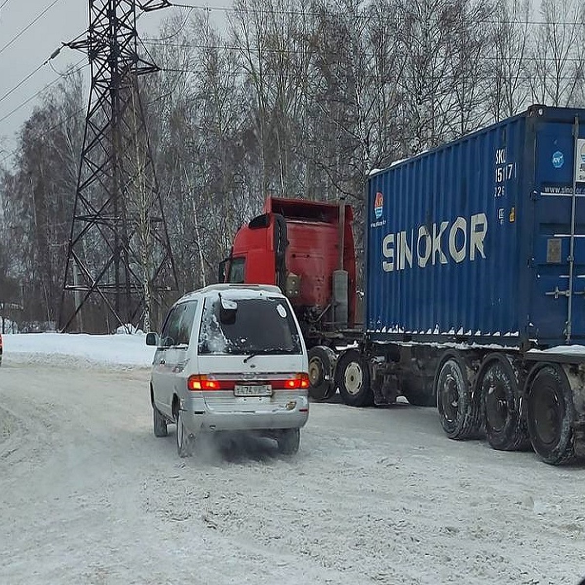 Люди идут пешком до города»: фуры, застрявшие в снегу, заблокировали выезд  из села Каменка под Новосибирском - KP.RU