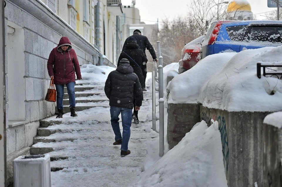 В Новосибирске более 50 человек травмировались на льду.