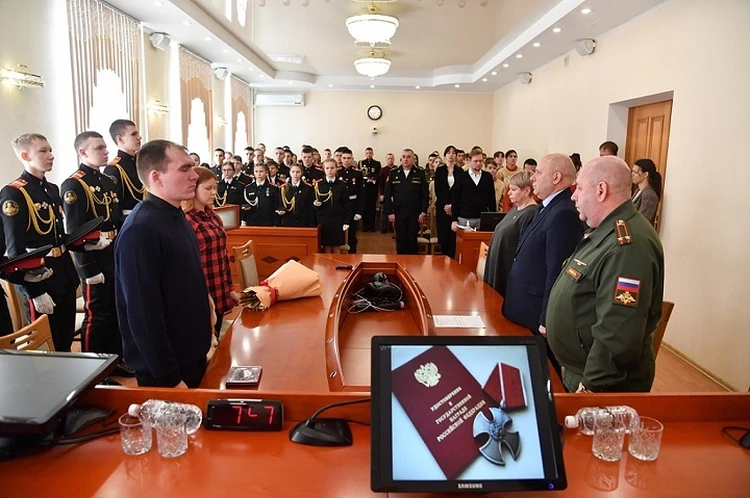 «Он знал, как мы гордимся им!»: семье погибшего на спецоперации добровольца вручили орден Мужества в Хабаровске