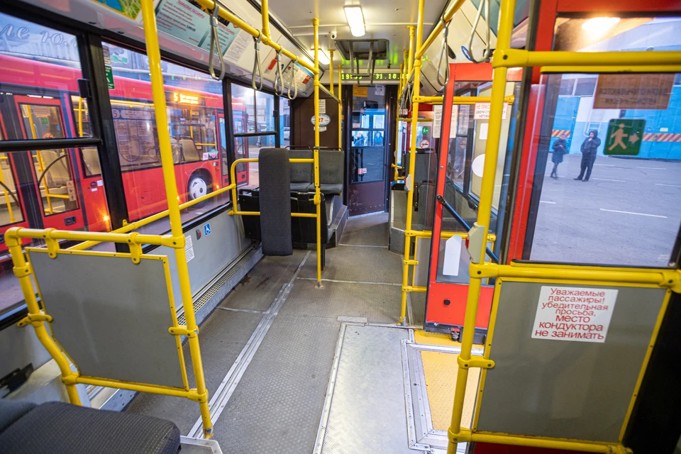 Автобусы оборудованы кондиционерами и аппарелями для маломобильных пассажиров