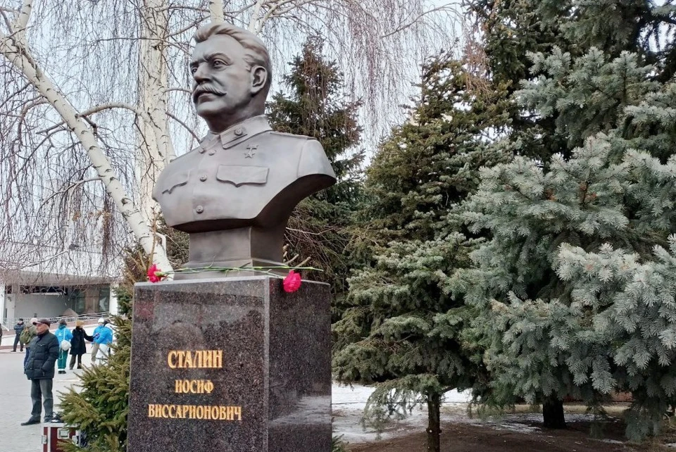 Бюст Сталина - в центре.