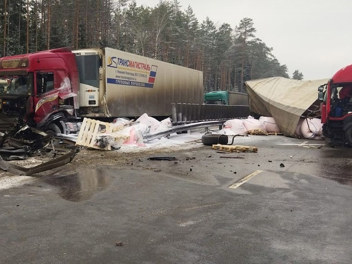 ДТП с большегрузами в Вязниковском районе парализовало движение на трассе  М-7 - KP.RU