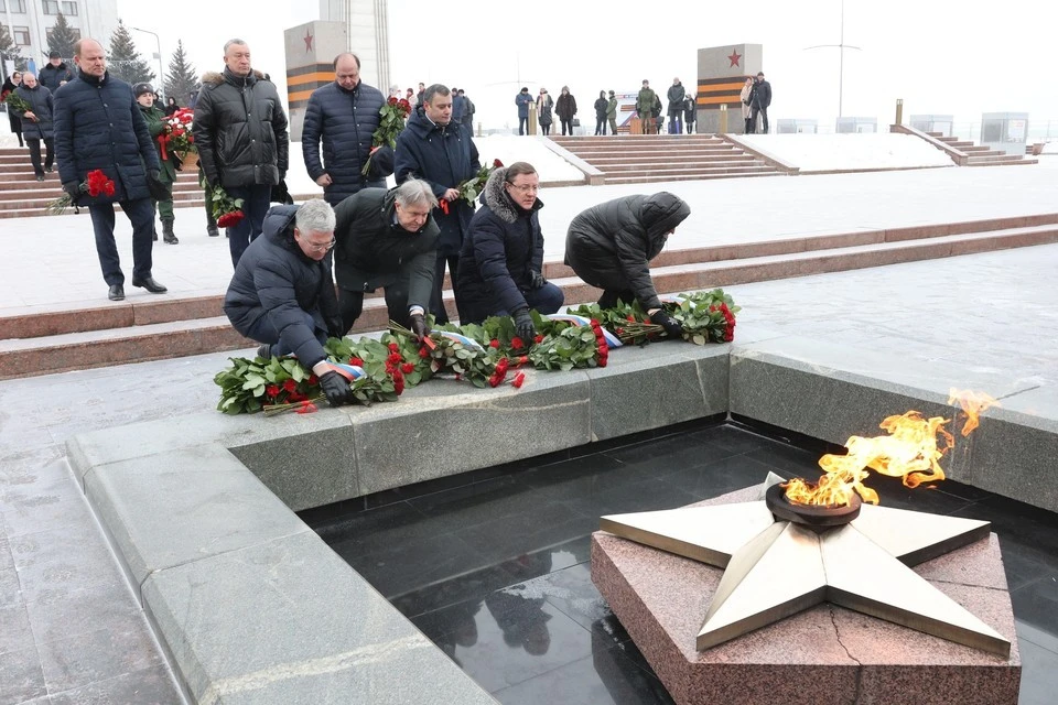 Глава региона возложил цветы на площади Славы / Фото: Светлана Осьмачкина