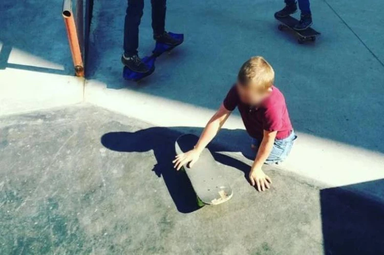 Уголовное дело возбудили на подростков за видео с травлей безногого мальчика-скейтбордиста в Петербурге
