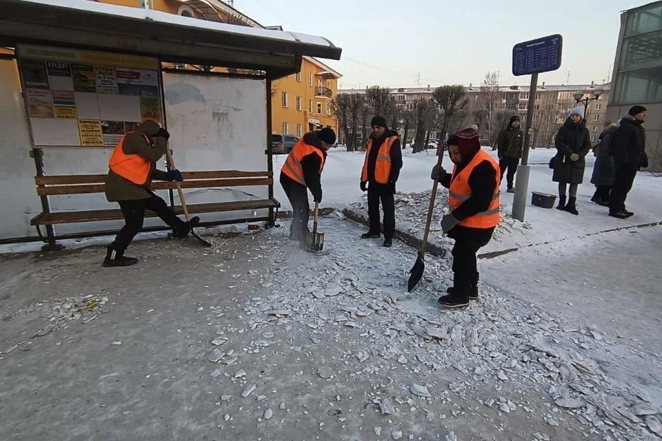 Красноярские дорожники рассказали, почему на тротуарах горы снега. Фото: УДИБ