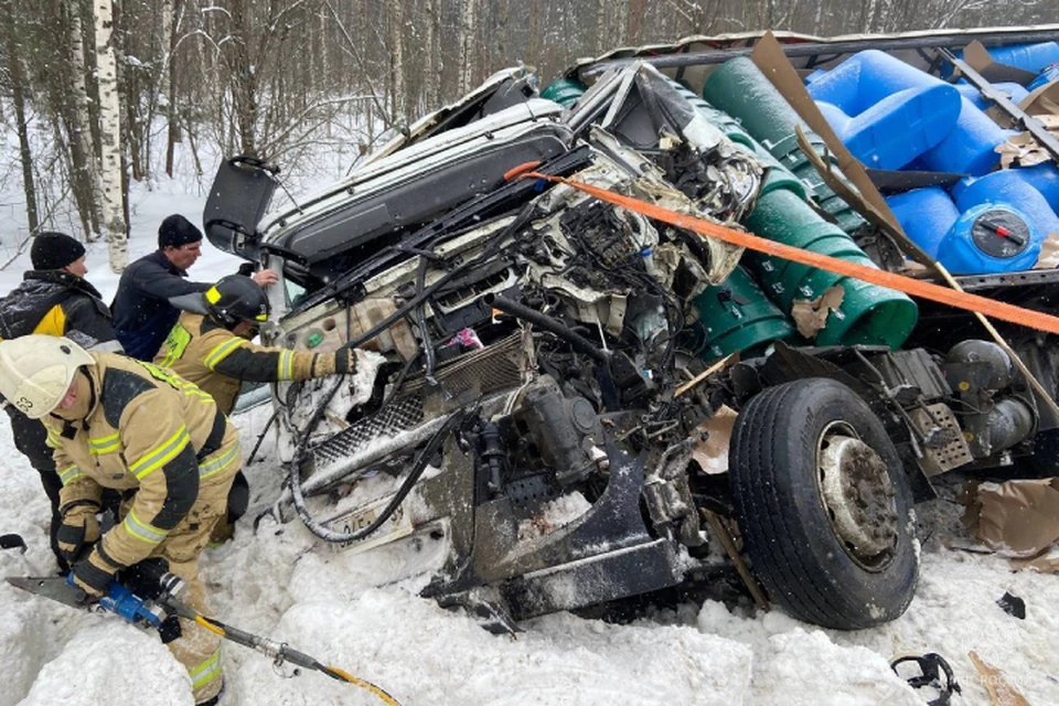 Спасатели достали пострадавшего из покореженной машины с помощью специального инструмента. Фото: ГУ МЧС по Кировской области
