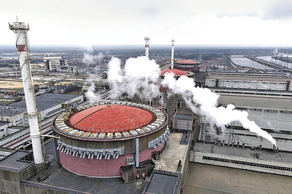 Запорожская атомная электростанция, расположенная в степной зоне на берегу Каховского водохранилища в городе Энергодаре, - это самая крупная по числу блоков и самая мощная АЭС в Европе.