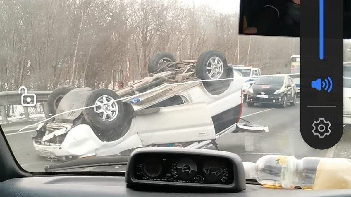 Жесткое ДТП с перевернувшимся автомобилем случилось между Большим Камнем и  Фокино - KP.RU