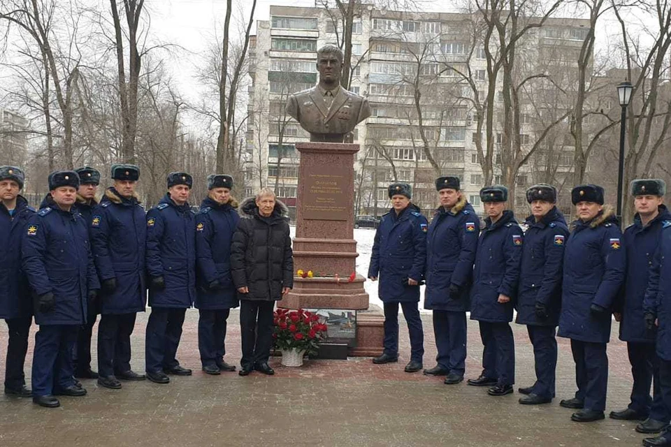 Николай Филипов (первый слева возле монумента) рядом с памятником своему сыну.