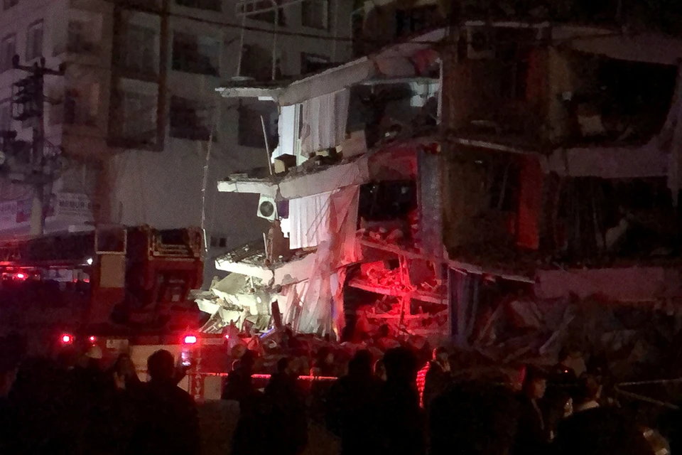 В нескольких городах Турции разрушены здания после сильного землетрясения, объявлен четвертый уровень тревоги.