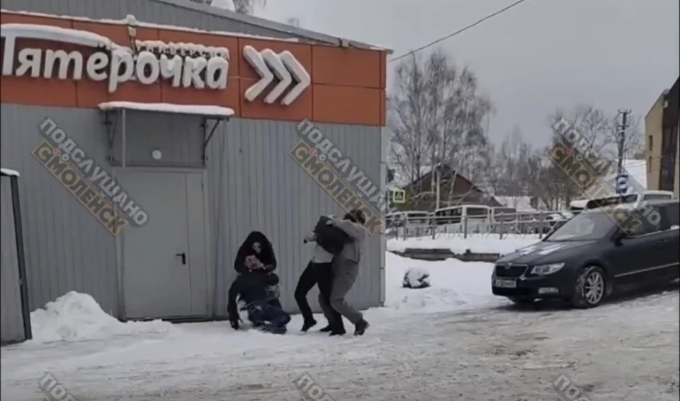 В Смоленске жители Миловидово устроили массовую драку. Фото: «Подслушано Смоленск» в соцсетях.