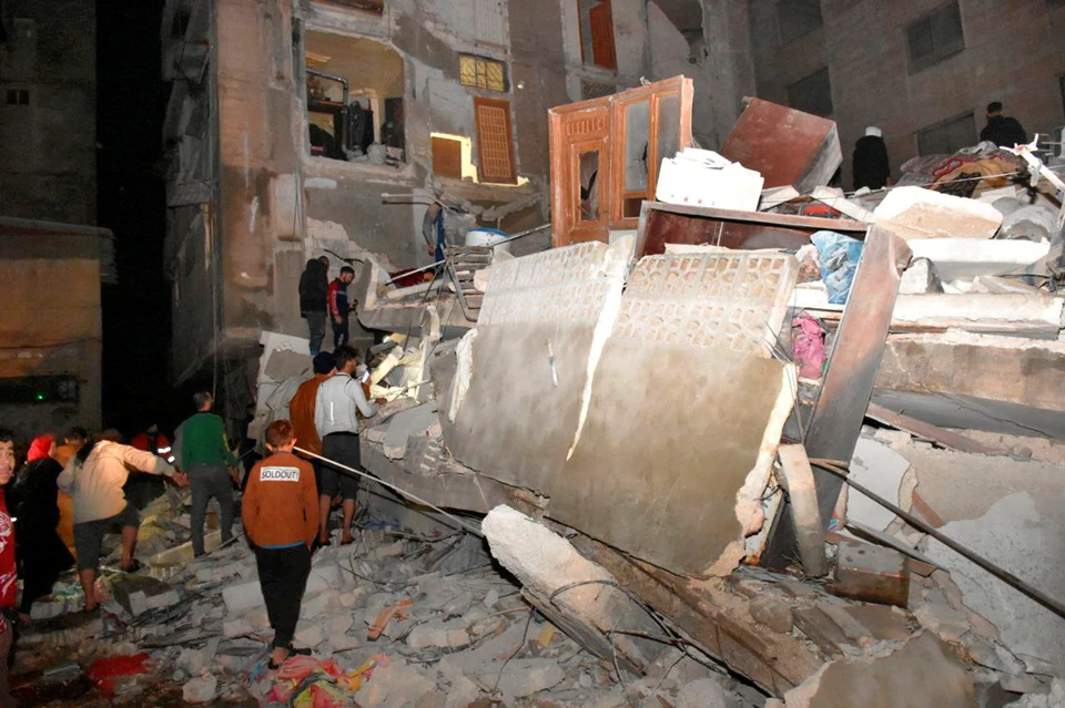 Множество людей оказалось под завалами при землетрясении в Турции и Сирии