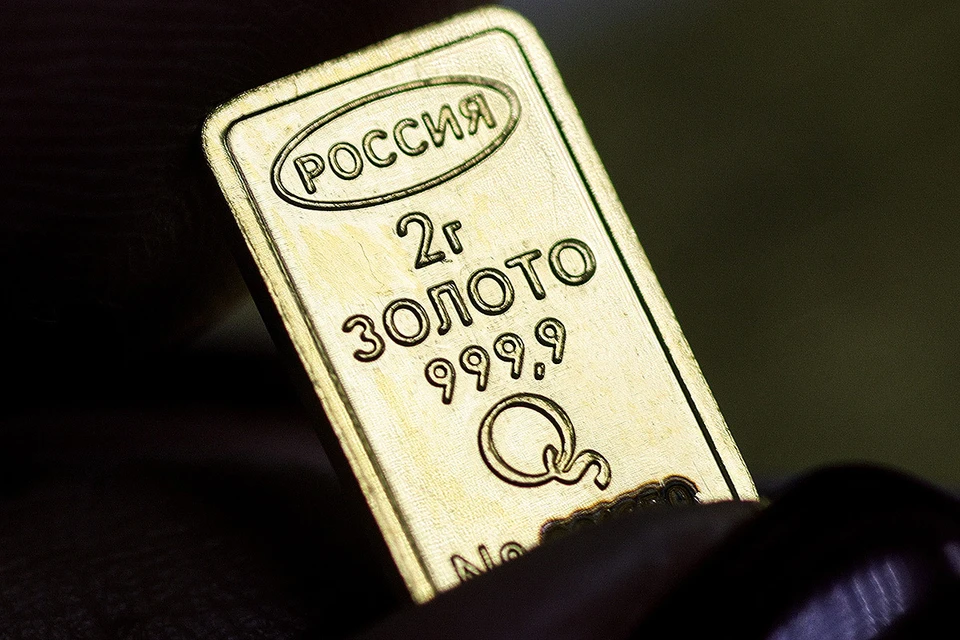 Инвестиционный золотой слиток, изготовленный одной из российских ювелирных компаний. Фото: Владимир Смирнов/ТАСС