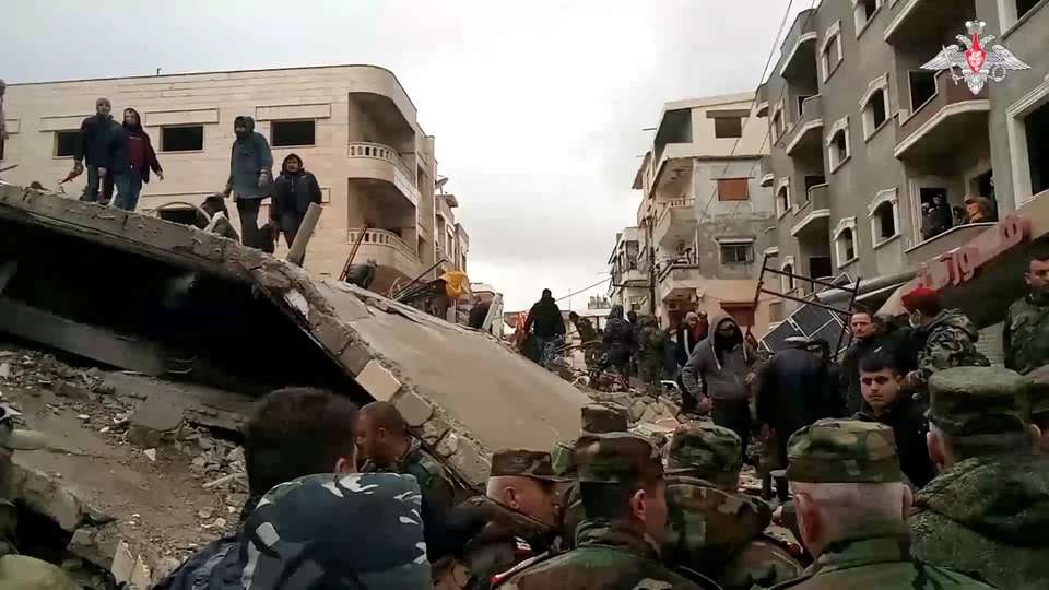 Российские спасатели помогают извлекать людей из-под завалов после землетрясения в Турции