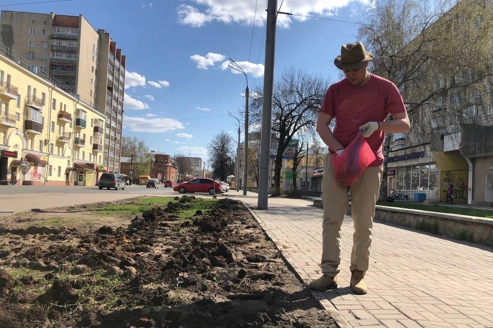 В знак протеста активист высадил картошку на одной из улиц города. Фото: vk.com/kirov_krasiv