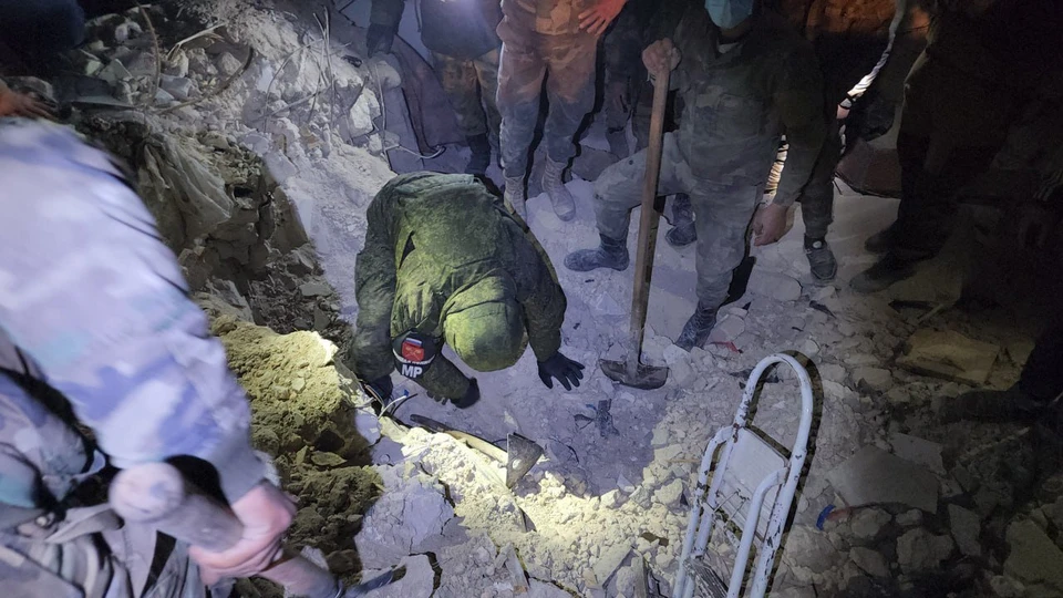 Российские военные спасли мужчину, несколько суток пролежавшего под завалами в Алеппо
