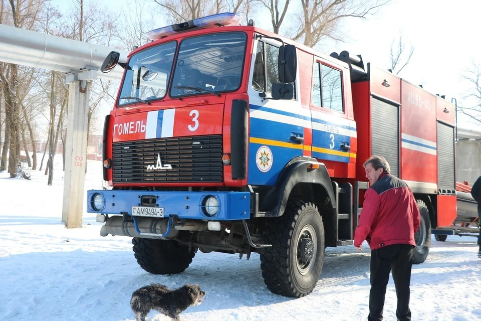 Такси с пассажиром выехало на лед и провалилось под воду в Гомеле. Фото: официальная группа ВКонтакте ОСВОД Гомельская область
