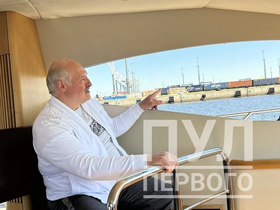Лукашенко на катере осматривает комплекс "Бронка" под Санкт-Петербургом в июне 2022 года. Фото: телеграм-канал "Пул Первого"