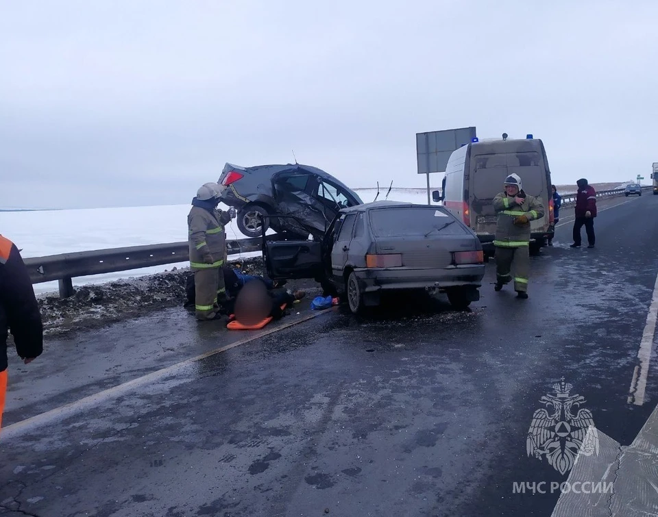 "Шевроле" повисла на ограждении после столкновения с ВАЗом