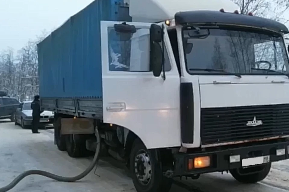 Топливо из нефтепровода сливали в емкость в кузове машины. Фото: ГУ МВД по СПб и ЛО