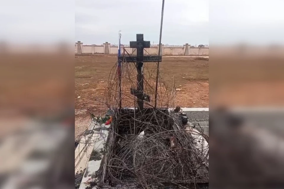Мама и бабушка погибшего военного навещают его могилу каждое воскресенье. Об этом могли знать преступники. Фото: скриншот из видео "ЧП Крым"