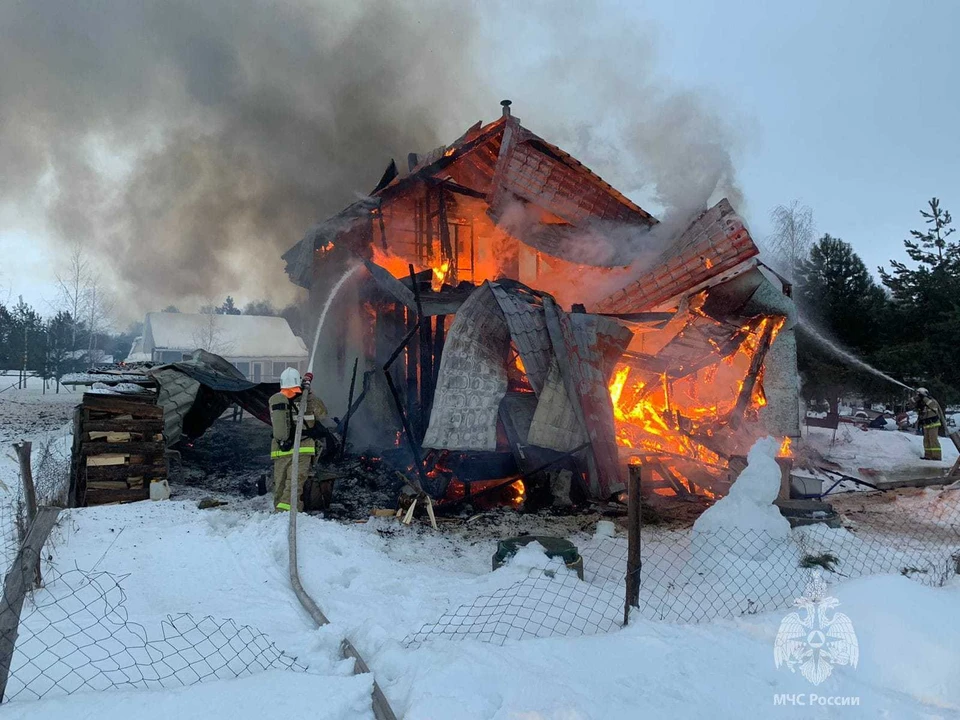 Во время пожара погибли трое детей и один взрослый. Фото: пресс-служба ГУ МЧС России по РТ