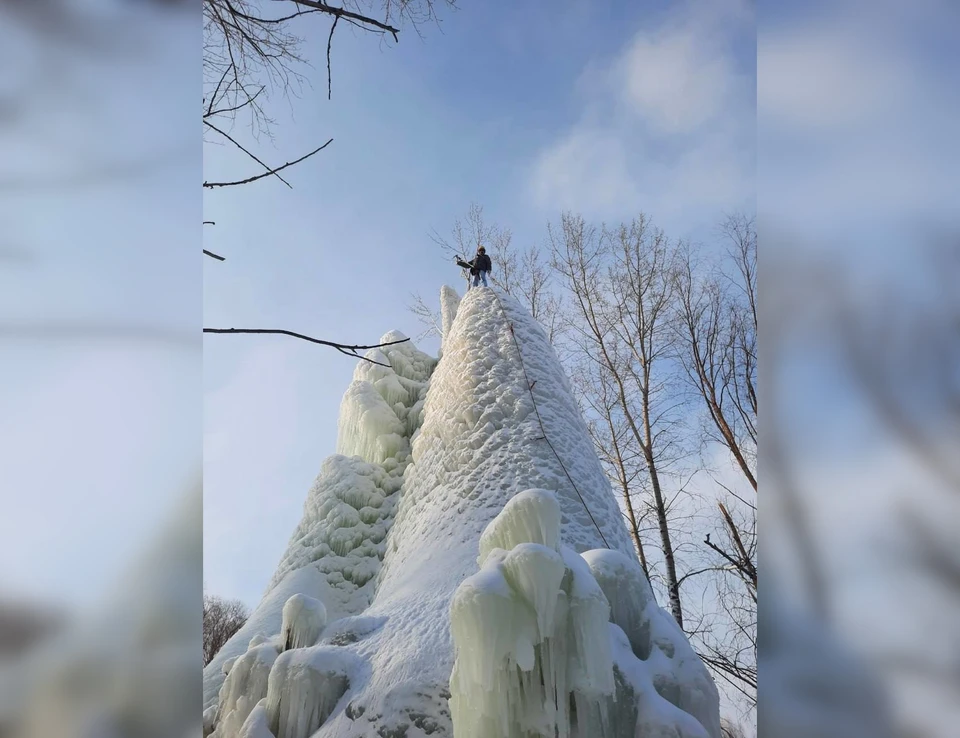 Спортсмены добрались до вершины при помощи снаряжения. Фото: t.me/smrgrad