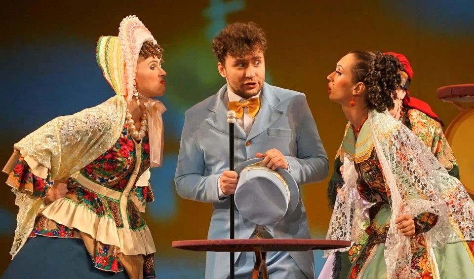 «Женить бы Бальзаминова» - яркая, эмоциональная постановка. Фото: Амурский областной театр драмы