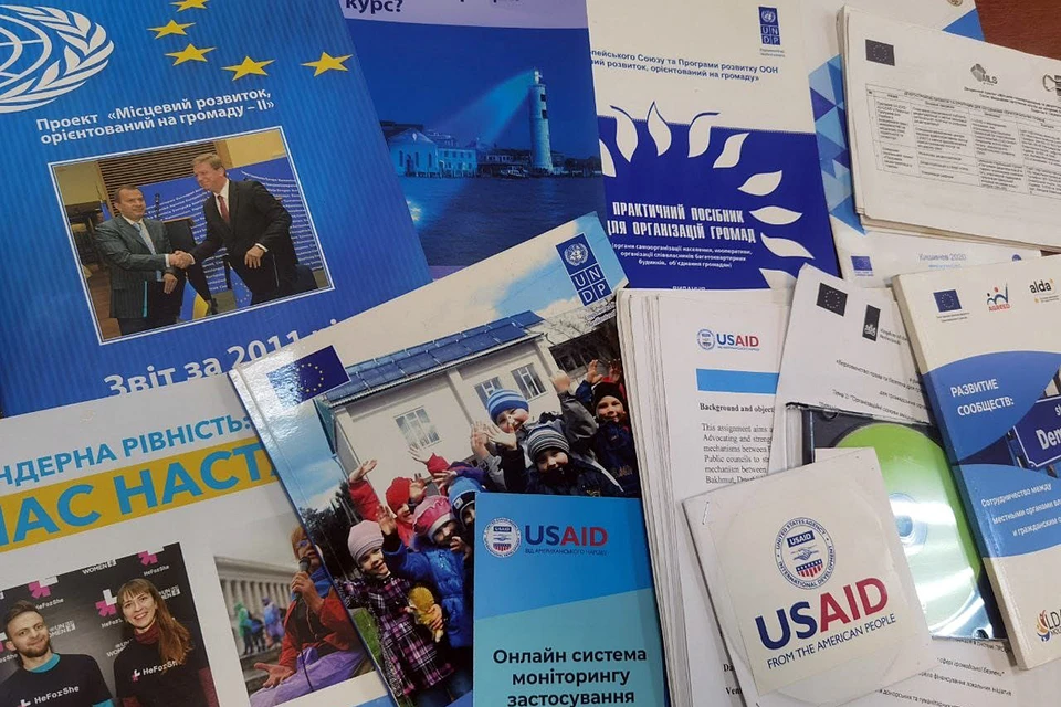 Украинские чиновники строили свою работу на основе методичек и справочников, изданных под редакцией представителей американского Агентства по международному развитию
